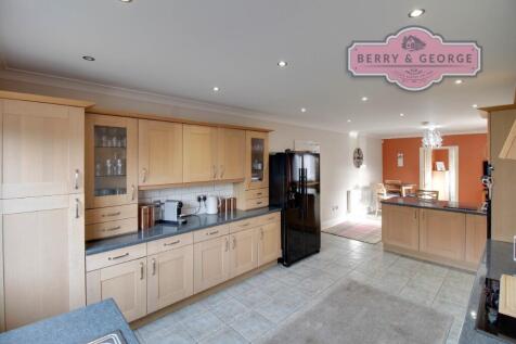 KITCHEN / BREAKFAST
