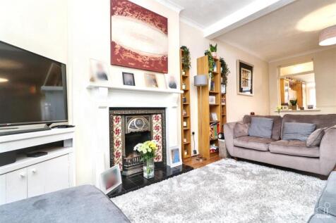 OPEN PLAN LOUNGE/DINING ROOM