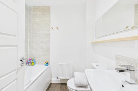 Family Bathroom - Second Floor 