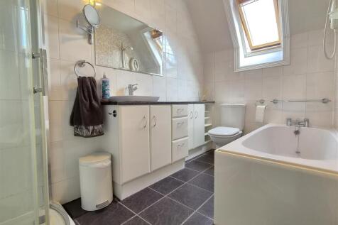 BATHROOM/WC