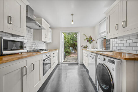 3 bed, 2 bath Terraced in London - Photo 3