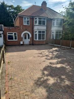 4-bed semi-detached on 33 St Helens Road, Leamington Spa, £2,380/mo