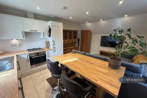 Hopbine Court, Alton, GU34 photo 5