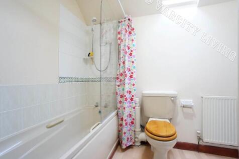 40Glanrafon_bathroom1.JPG