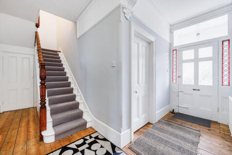 Waldemar Avenue (...