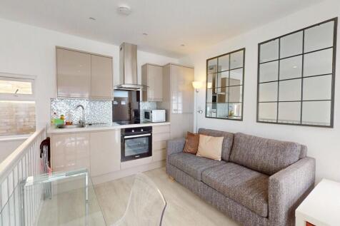 Split level one bedroom flat in Woodside photo 3