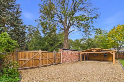 Rear Garden/Timber Workshop/Mower Store