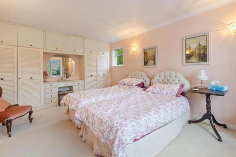 A22 - Pennymead Riverside Road Dittisham - 241106.