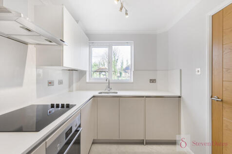Nightingale Court, Hertford photo 3