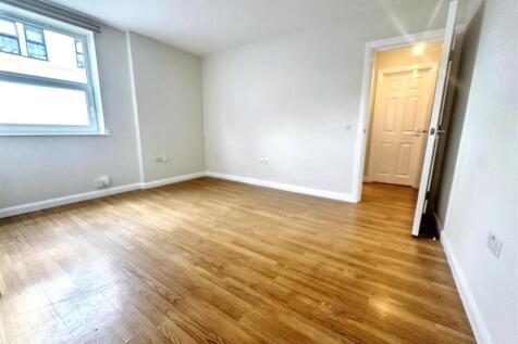 Bright and spacious room with wood-effect floor...