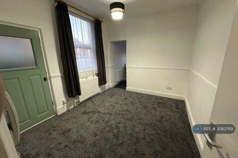 Studio flat on Warley Hill, Warley, Brentwood, CM14, £800/mo