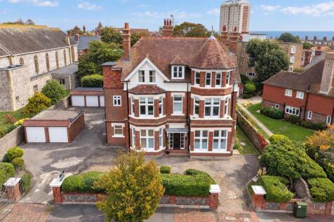 Leighton Lodge 001.jpg
