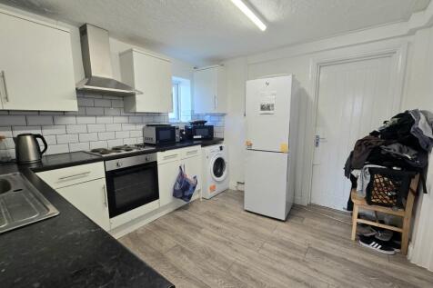 Second Avenue, Canvey Island, Essex photo 3