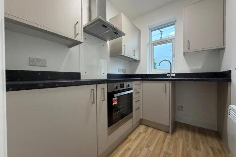 1-bed flat on Station Road, Yate, £1,200/mo
