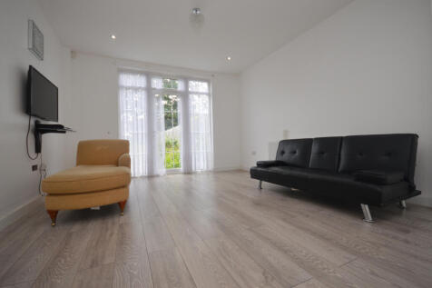 4 Bedroom Semi-detached House in Chigwell