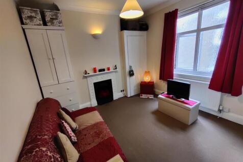 Flat 5, 31 Bekmont Road Livingroom.jpg