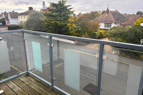 Pole Barn Lane, Frinton On Sea photo 4