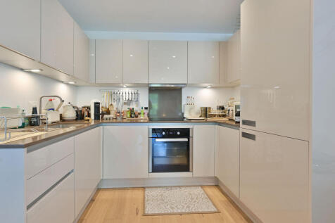 Oak Lodge, Watford, WD18 photo 4