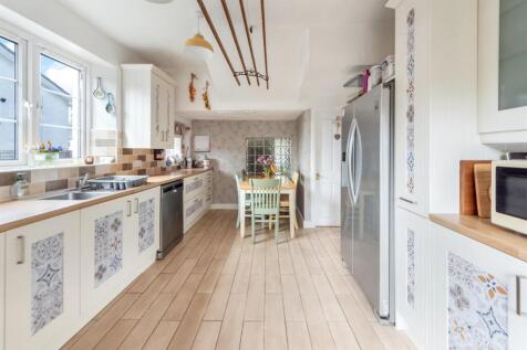 5 bed, 3 bath Detached in Cardiff - Photo 9
