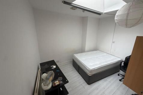 Bright double bedroom with skylight and desk...