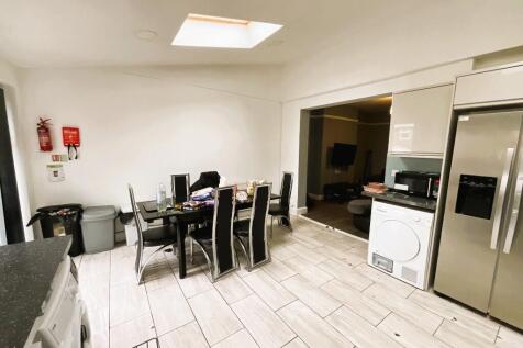 Harlaxton Drive, Nottingham, Nottinghamshire, NG7 photo 2