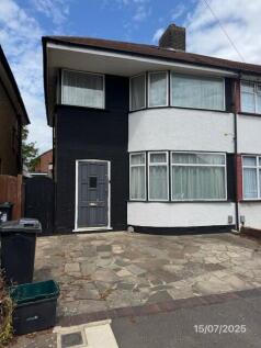 3 bed end terrace to rent Maypole Crescent, Haina