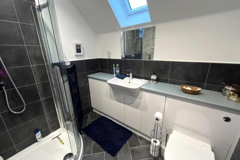 EN-SUITE SHOWER ROOM
