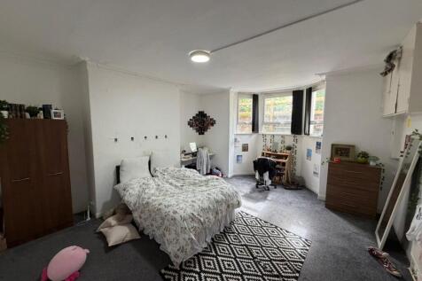 Spacious bright room with great study bay windo...