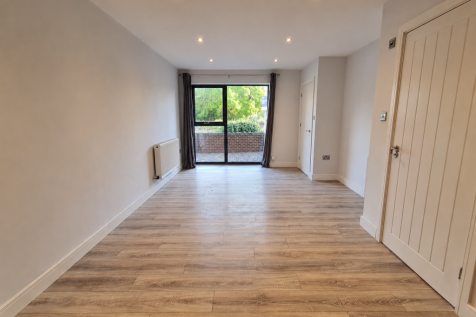 Medina Avenue | CENTRAL NEWPORT photo 3