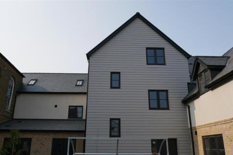 1-bed flat on Market Hill, St Ives, £1,100/mo