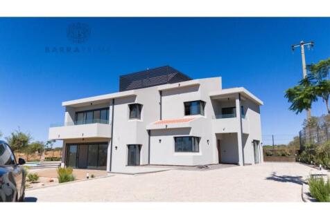 5 + 2 Bedroom Villa in Quarteira