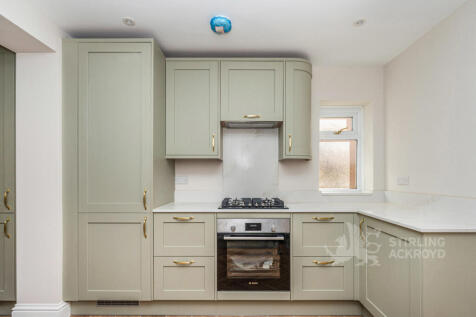Woodlands Avenue, West Byfleet, Surrey, KT14 photo 3