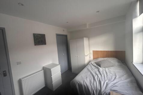 Bright tidy single bedroom with storage...