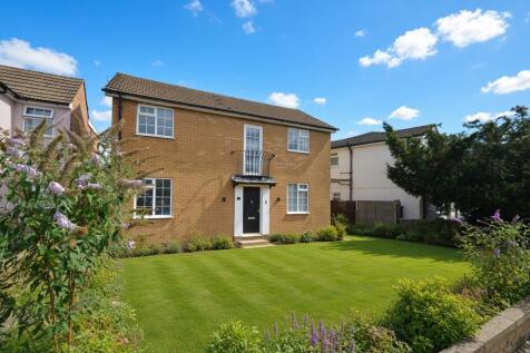4-bed detached on Stanwell Road, £2,850/mo