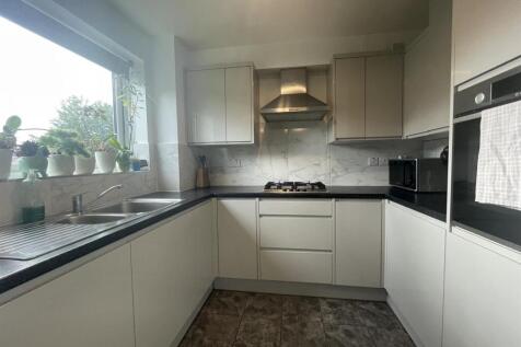 Aylsham Drive, Ickenham photo 4