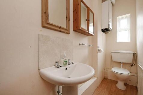 6 Burns Rd, wc room.jpg