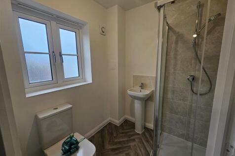 20 Essex Way - Ensuite 3.jpg