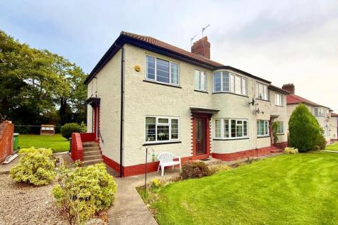 2-bed flat on Redesdale Gardens, Leeds, West Yorkshire, LS16, £975/mo