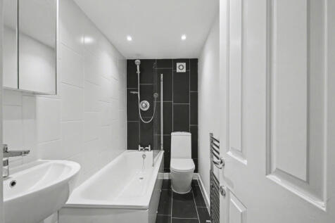 6 bathroom.JPG