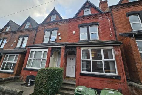 A charming traditional terraced house with a we...