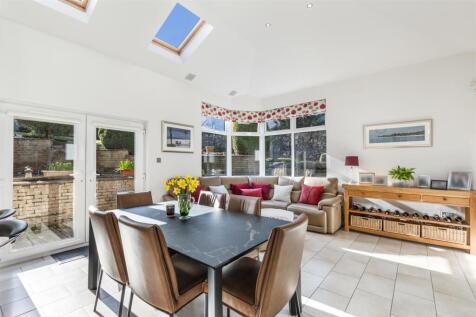 4 bed, 2 bath Detached in Glasgow - Photo 13
