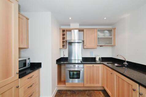 Highbury Drive, Leatherhead photo 3