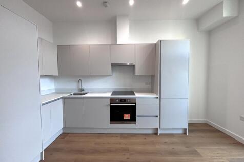 Lakeside Close, Staines-upon-Thames, Surrey, TW18 photo 3