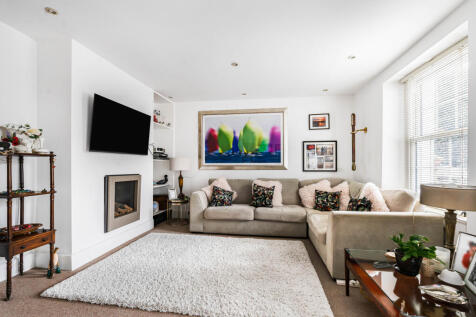 4 Living Room.JPG