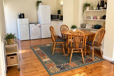 4-bed flat on Marston Road, £4,650/mo