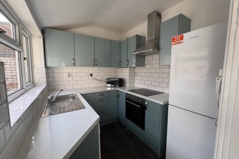 High Street // 4 Bed House // June 2027 photo 4