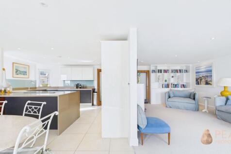 Kitchen / Dining Area