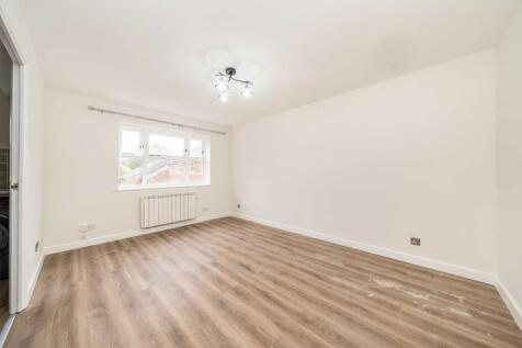 1-bed flat on Henry Doulton Drive, Tooting, £1,800/mo