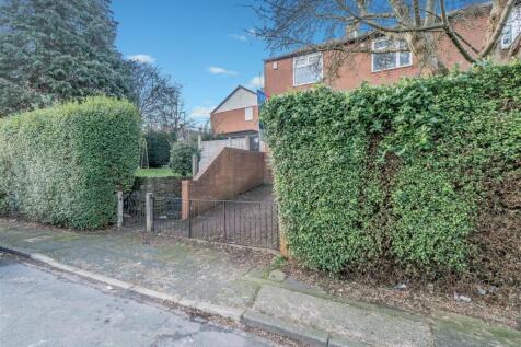 Driveway / Off Street Parking: