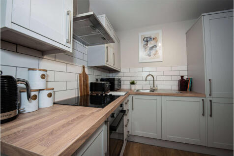 3-bed flat on Melville Place, Leeds, £1,950/mo